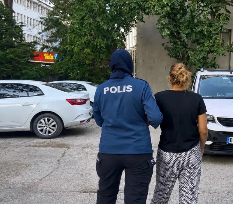 Kırıkkale'de polis ekipleri firari hükümlüyü saklandığı gizli bölmede yakaladı