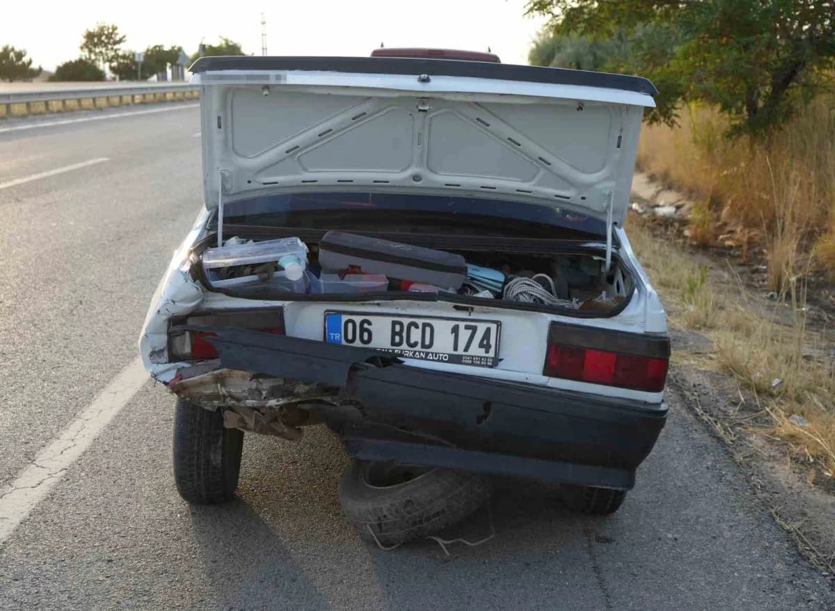 Kırıkkale'de iki otomobilin çarpışması sonucu meydana gelen trafik kazasında 4 kişi yaralandı