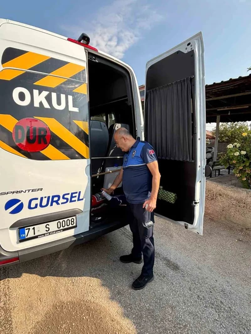 Kırıkkale’de okul servis araçlarının güvenlik donanımları ve dur levhası denetleniyor