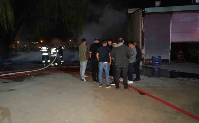 Kırıkkale’de sebze ve meyve halinde bulunan plastik kasalar alevlere teslim oldu. İtfaiye ekiplerinin hızlı müdahalesiyl