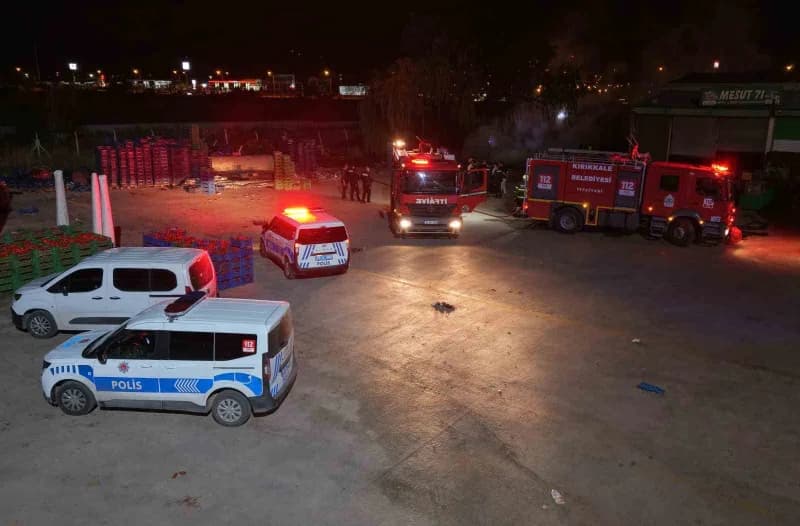 Kırıkkale’de sebze ve meyve halinde bulunan plastik kasalar alevlere teslim oldu. İtfaiye ekiplerinin hızlı müdahalesiyl