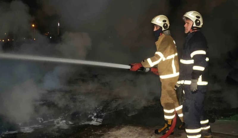 Kırıkkale’de sebze ve meyve halinde bulunan plastik kasalar alevlere teslim oldu. İtfaiye ekiplerinin hızlı müdahalesiyl