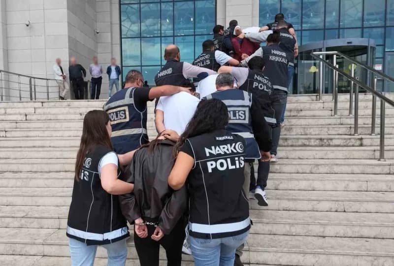 Kırıkkale’de narkotik ekiplerinin ele geçirdiği sentetik haplar ve operasyon görüntüsü