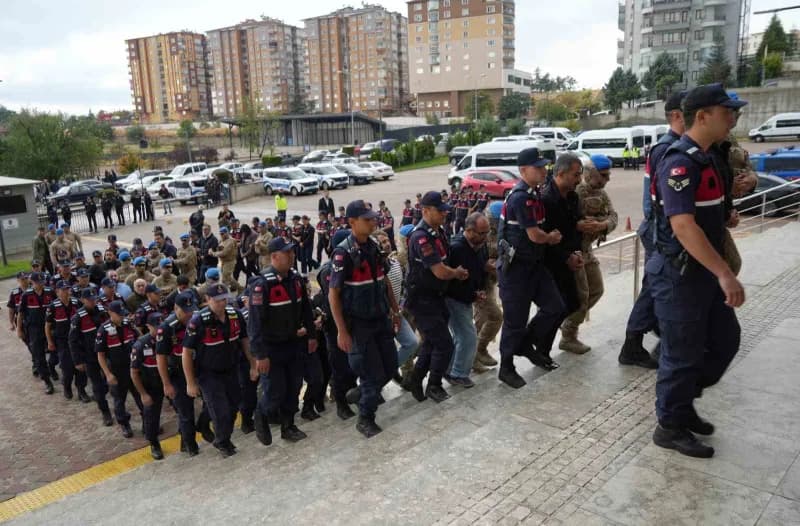 Kırıkkale Adliyesi önünde geniş güvenlik önlemleri altında hakim karşısına çıkarılan şüpheliler