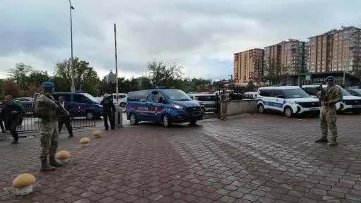 Kırıkkale Adliyesi önünde geniş güvenlik önlemleri altında hakim karşısına çıkarılan şüpheliler