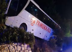 Manisa Kırkağaç'ta yoldan çıkan yolcu otobüsünün kazadan sonraki görüntüsü