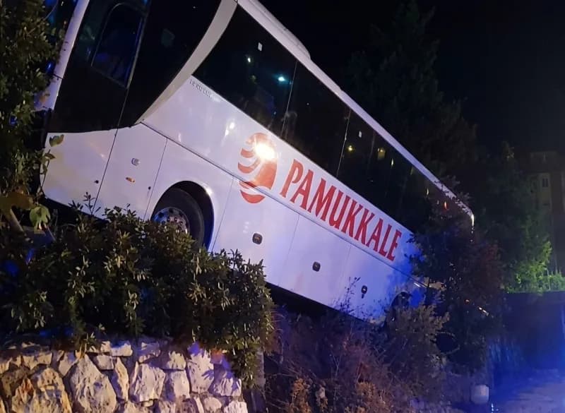 Manisa Kırkağaç'ta yoldan çıkan yolcu otobüsünün kazadan sonraki görüntüsü