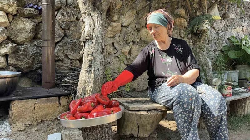 Soğucak köyünde yaşayan 75 yaşındaki Rukiye Dündar, kışlık salça kaynatmanın vaktinin geldiğini söyleyerek yıllardır uyg