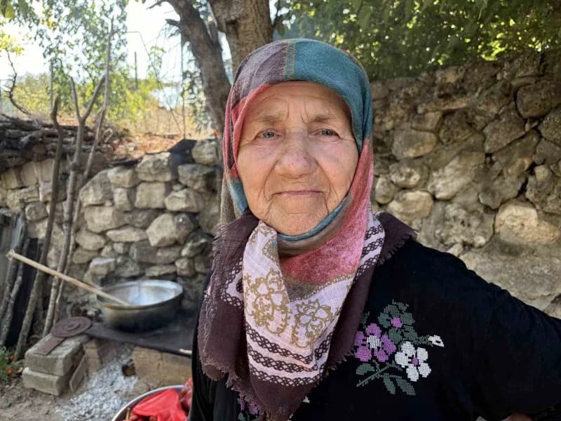 Soğucak köyünde yaşayan 75 yaşındaki Rukiye Dündar, kışlık salça kaynatmanın vaktinin geldiğini söyleyerek yıllardır uyg