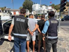 Muğla Bodrum’da kırmızı bültenle aranan şüphelinin sahte kimlik ve pasaportla yakalanması