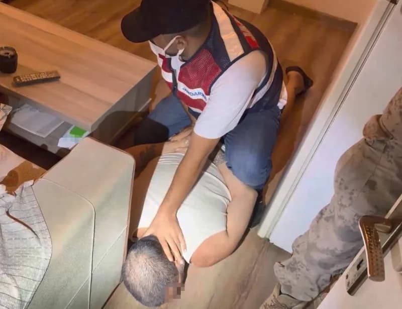 Mersin'de uyuşturucu ve kasten öldürme suçundan 79 yıl 9 ay hapis cezası alan kırmızı bültenle aranan firari hükümlü adl