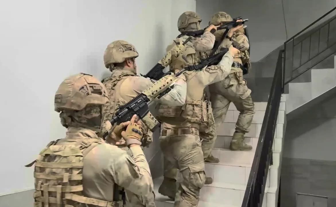 Mersin'de jandarma ekipleri kırmızı bültenle aranan firariyi yakaladı