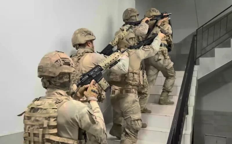 Mersin'de jandarma ekipleri kırmızı bültenle aranan firariyi yakaladı