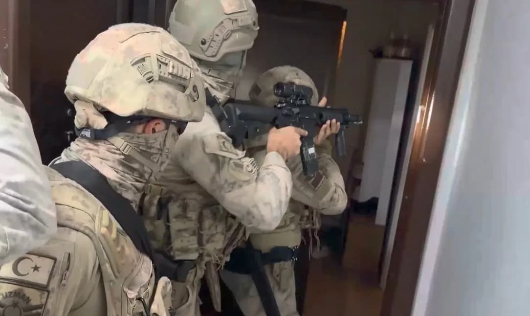 Merkez Yenişehir ilçesi Barbaros Mahallesi'nde tespit edilen adrese şafak vakti baskın yapan ekipler şahsı yakaladı.