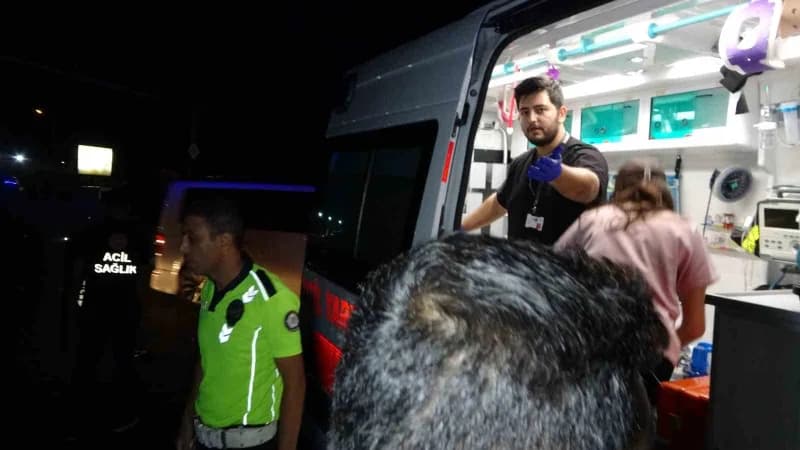 Manavgat ilçesinde kırmızı ışık ihlali yaptığı belirlenen tur midibüsü ile özel bir sağlık kuruluşuna ait aracın çarpışt