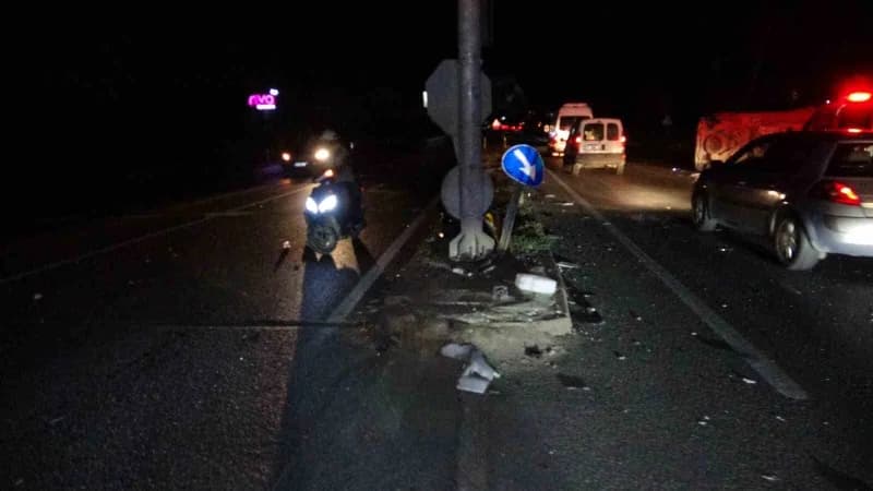 Manavgat ilçesinde kırmızı ışık ihlali yaptığı belirlenen tur midibüsü ile özel bir sağlık kuruluşuna ait aracın çarpışt