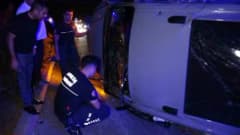 Antalya Manavgat'ta kırmızı ışık ihlali sonucu tur midibüsü ve sağlık aracının kavşakta çarpışması sonrası devrilen araç