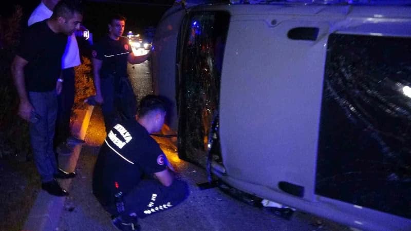 Antalya Manavgat'ta kırmızı ışık ihlali sonucu tur midibüsü ve sağlık aracının kavşakta çarpışması sonrası devrilen araç