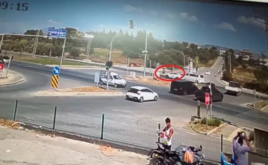Antalya’nın Manavgat ilçesinde Kırmızı ışıkta geçen araca, motosikletin çarpması sonucu meydana gelen kazada 2 kişi yara