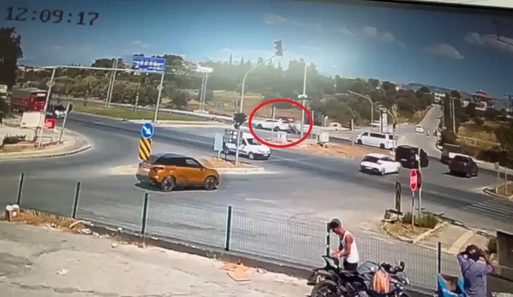 Antalya Manavgat'ta kırmızı ışık ihlali sonucu motosikletle otomobilin çarpışma anı güvenlik kamerasında