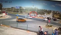 Antalya Manavgat'ta kırmızı ışık ihlali sonucu motosikletle otomobilin çarpışma anı güvenlik kamerasında