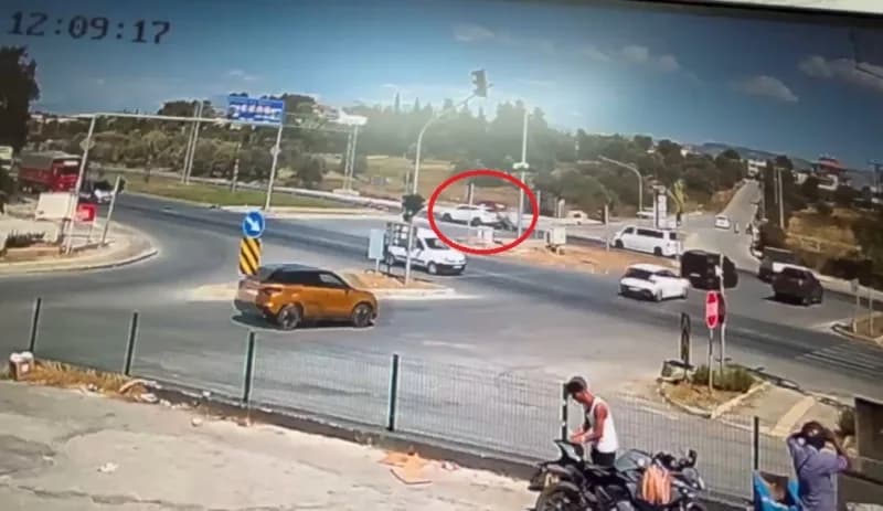 Antalya Manavgat'ta kırmızı ışık ihlali sonucu motosikletle otomobilin çarpışma anı güvenlik kamerasında