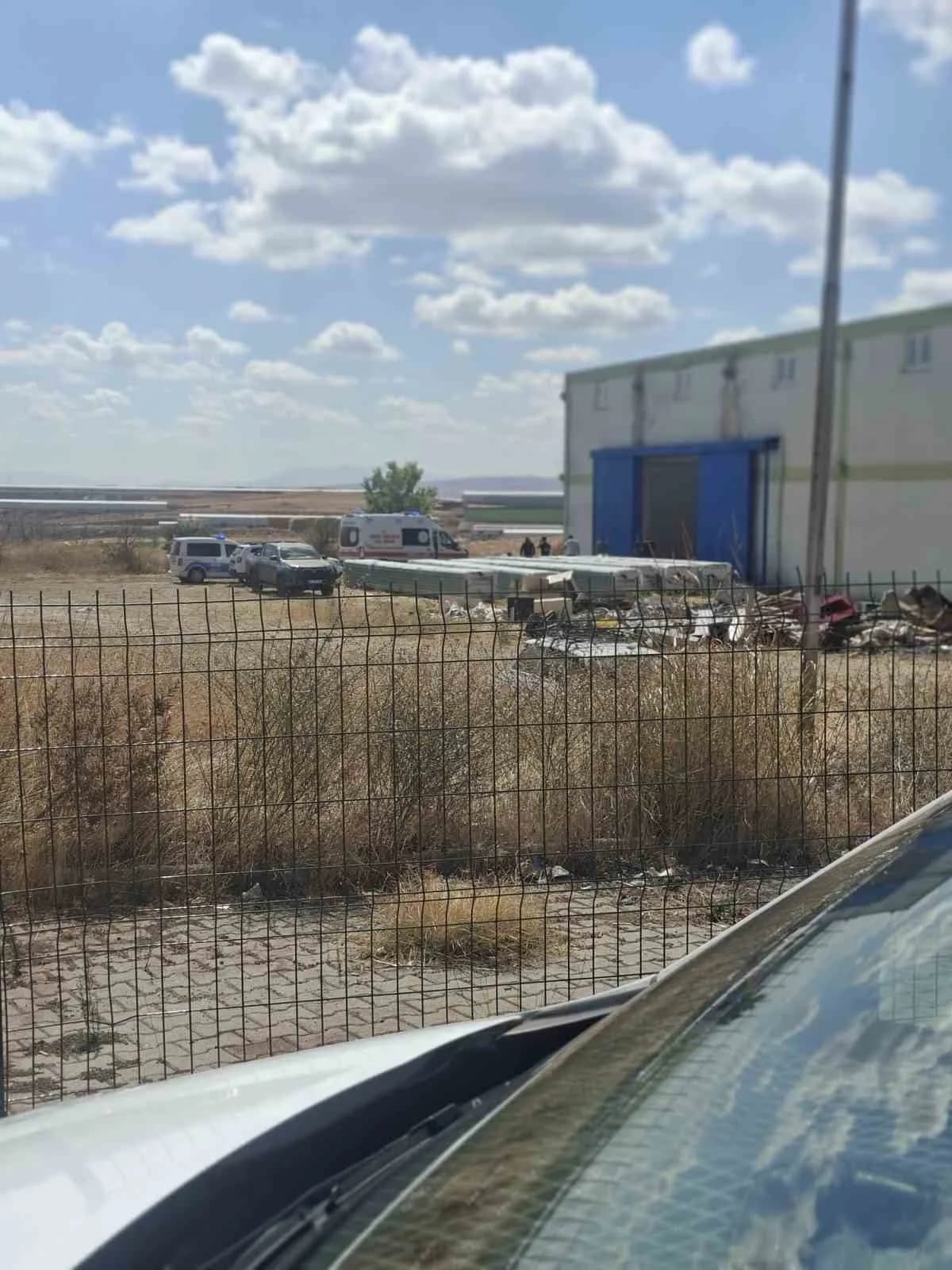 Kırşehir’de bir depoda çatı tamiri yaptığı iddia edilen h.k., yüksekten düşerek hayatını kaybetti.