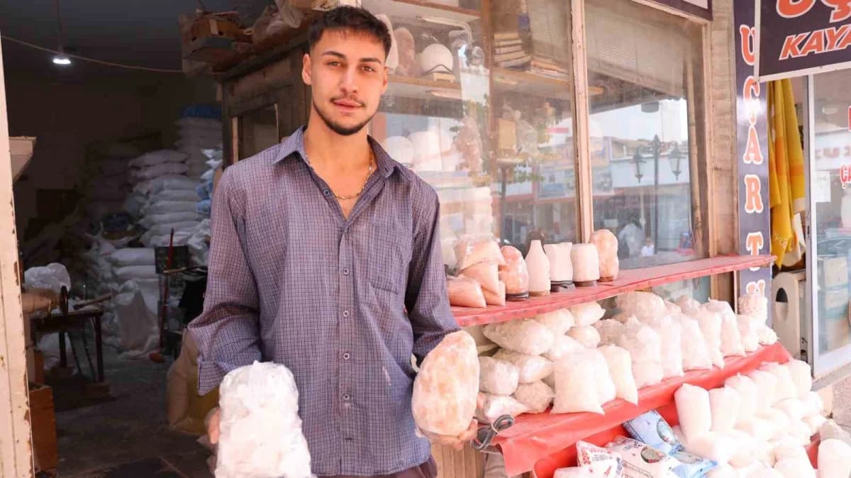 Kırşehir’de turşuluk kaya tuzu satışlarının azaldığını gösteren tuz tezgahı