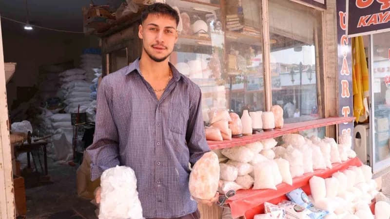 Kırşehir’de turşuluk kaya tuzu satışlarının azaldığını gösteren tuz tezgahı
