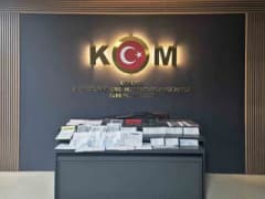 Kırşehir’de tefecilik ve nitelikli dolandırıcılık operasyonunda ele geçirilen belgeler ve av tüfeği