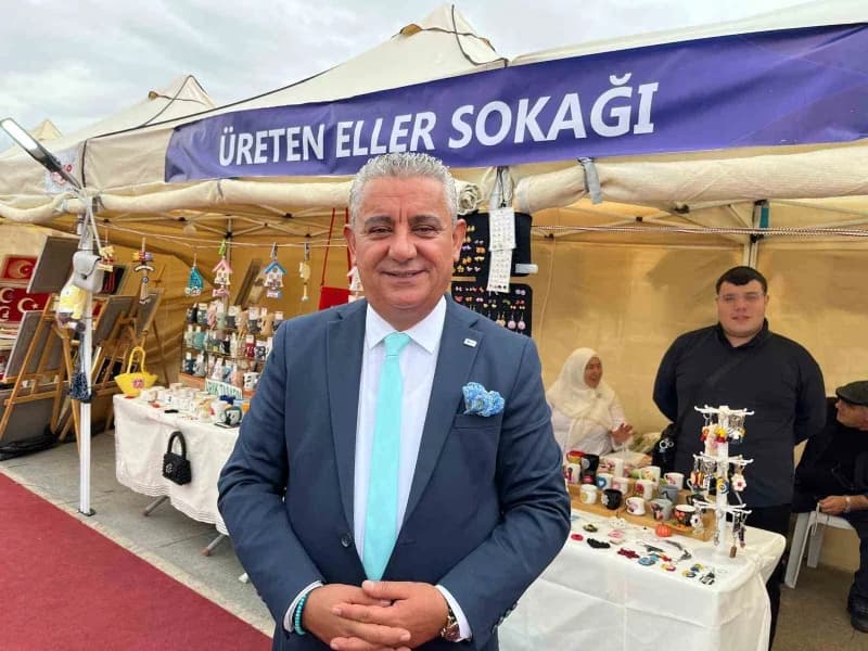 Kırşehir'de düzenlenen 39. Ahilik Haftası kutlamaları kapsamında Cacabey Meydanı'nda açılan "Üreten Eller Sokağı"nda, Tü