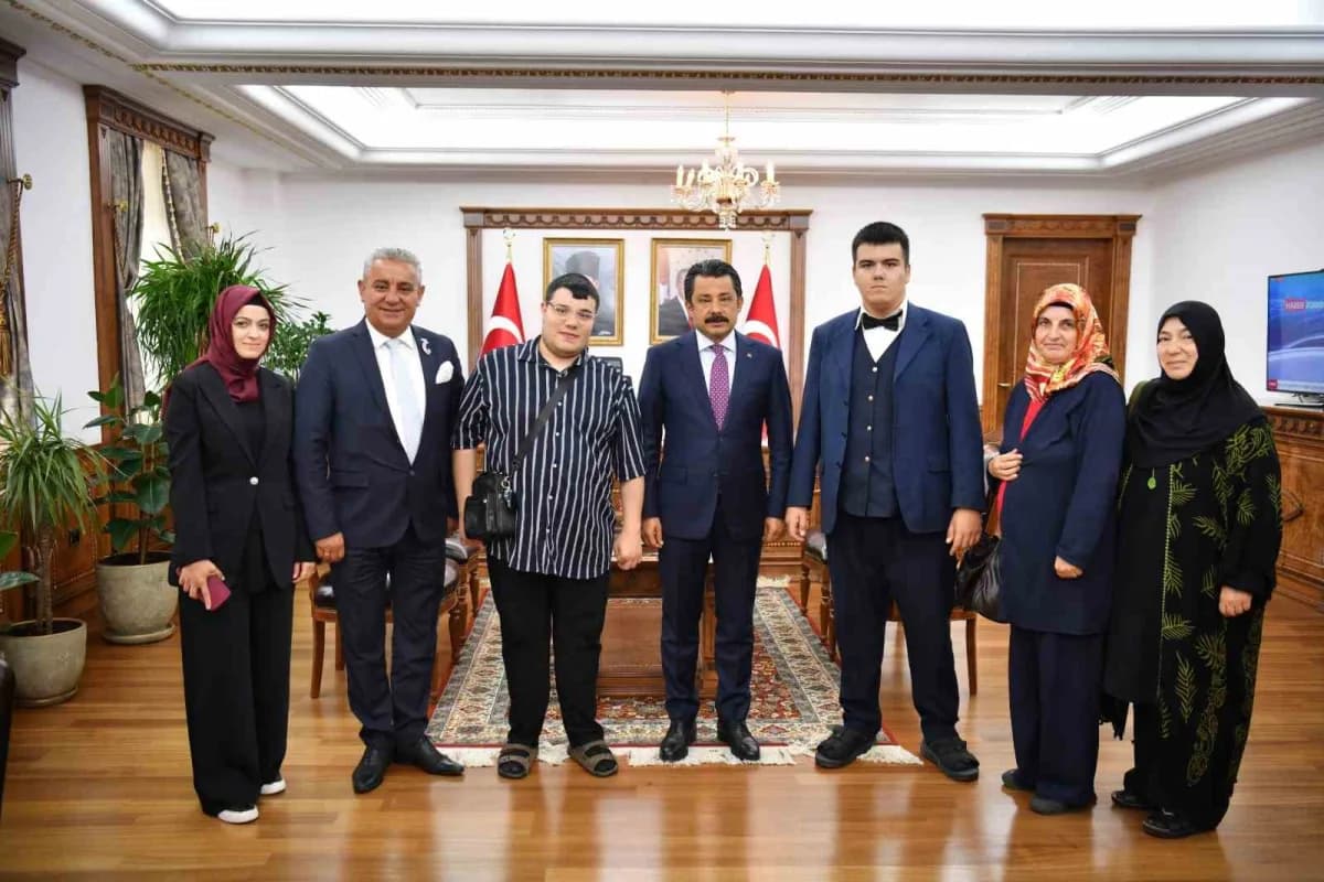 Kırşehir'de düzenlenen 39. Ahilik Haftası kutlamaları kapsamında Cacabey Meydanı'nda açılan "Üreten Eller Sokağı"nda, Tü