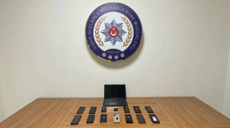 Kırşehir merkezli yasa dışı bahis operasyonunda ele geçirilen cep telefonları ve dijital materyaller