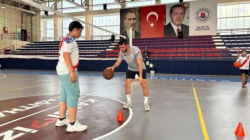 Kağıthane Belediyesi'nce çocukların sportif faaliyetlere katılımını artırmak ve farklı branşlarla erken yaşta tanışmalar