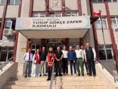 Kızılay gönüllüleri tarafından hazırlanan okul çantaları ve kırtasiye malzemeleri Buldanlı öğrencilere dağıtılıyor