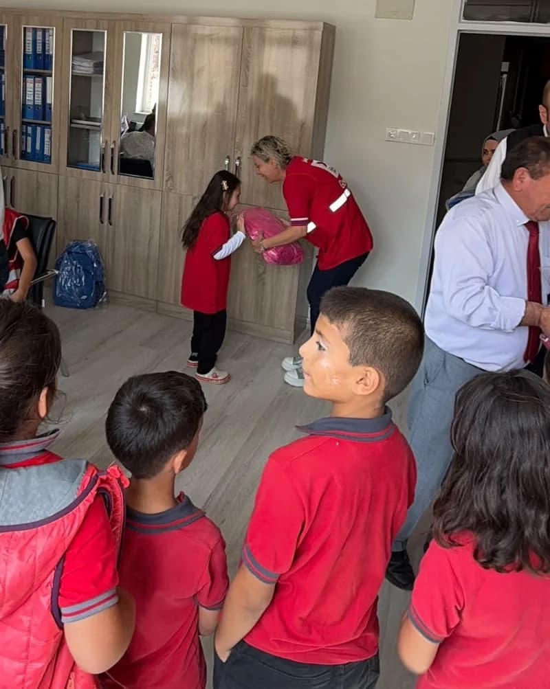 Türk Kızılay Buldan İlçe Başkanlı, yeni eğitim-öğretim yılı öncesinde öğrencilerin okul heyecanına ortak olarak çanta ve