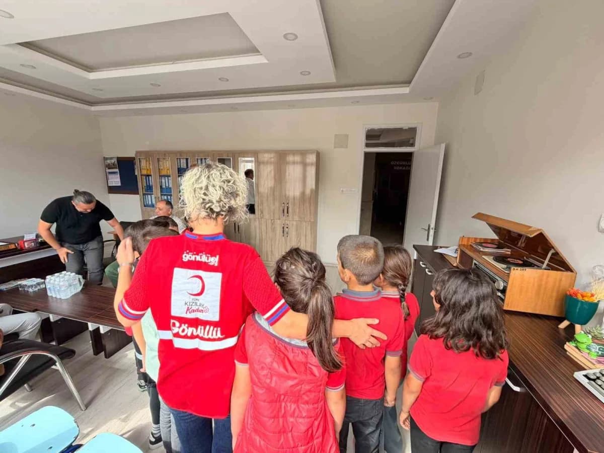 Türk Kızılay Buldan İlçe Başkanlı, yeni eğitim-öğretim yılı öncesinde öğrencilerin okul heyecanına ortak olarak çanta ve