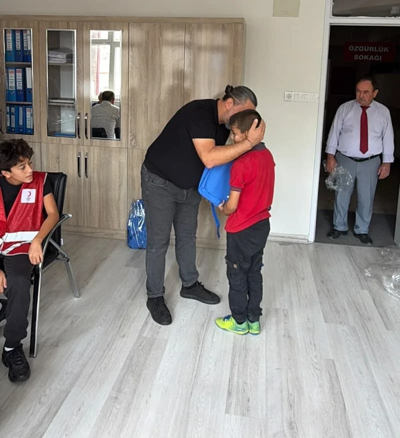 Türk Kızılay Buldan İlçe Başkanlı, yeni eğitim-öğretim yılı öncesinde öğrencilerin okul heyecanına ortak olarak çanta ve
