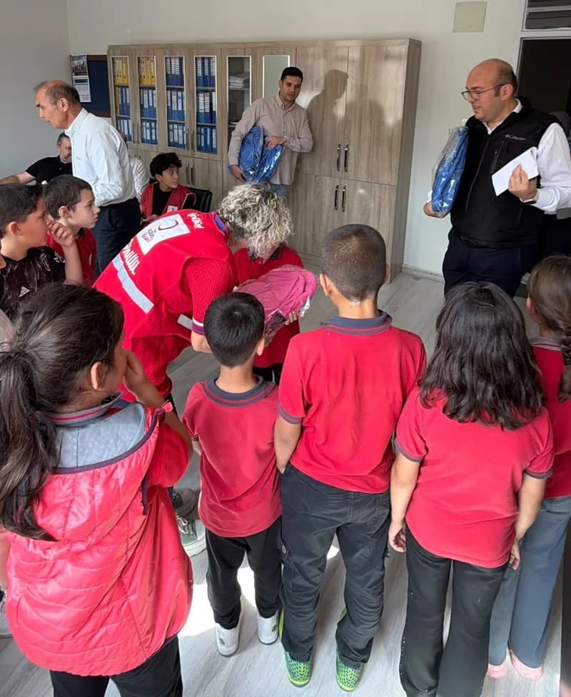 Türk Kızılay Buldan İlçe Başkanlı, yeni eğitim-öğretim yılı öncesinde öğrencilerin okul heyecanına ortak olarak çanta ve
