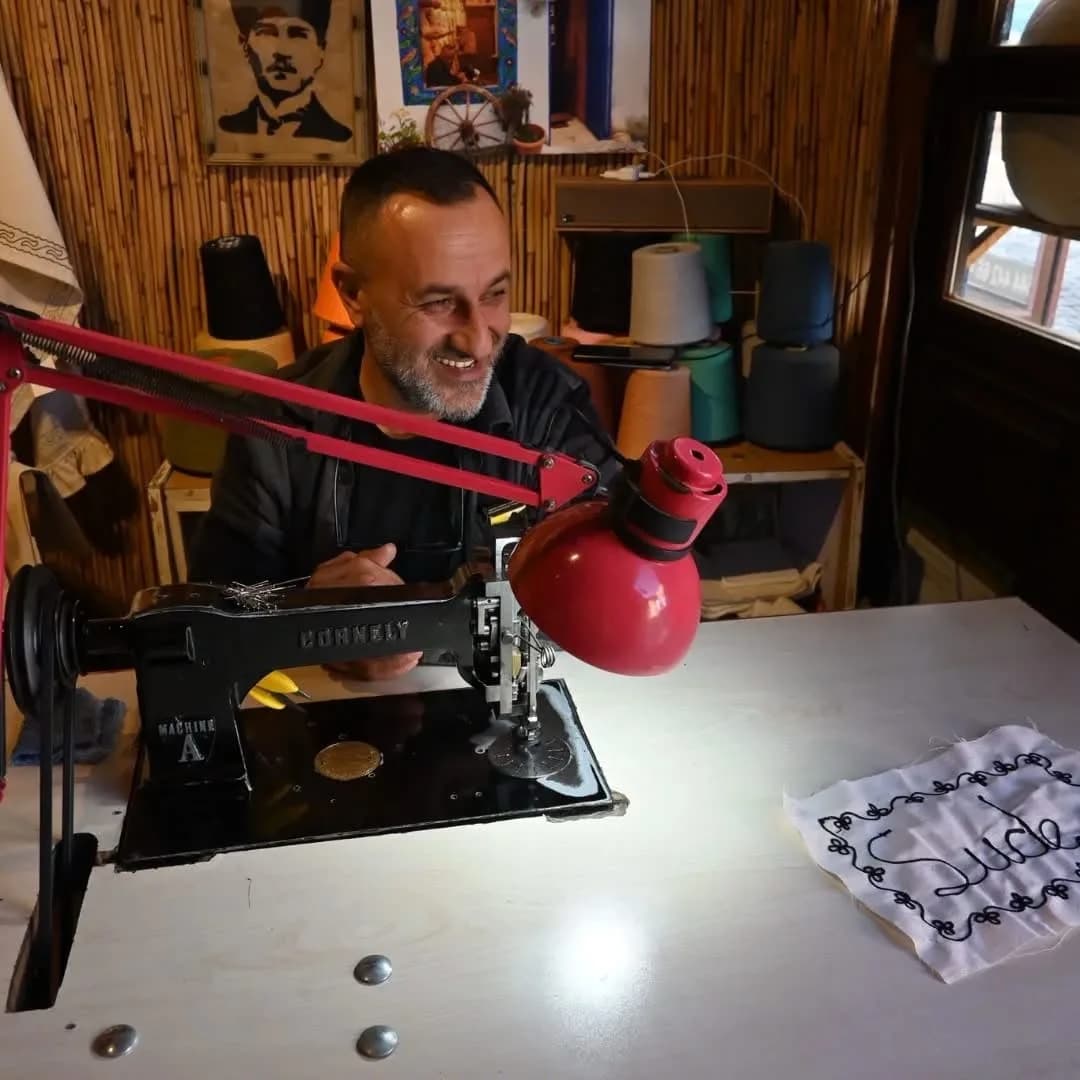 Buldanlı süzene işleme ustası Kenan Namlı’nın, 152 yıllık süzene makinesiyle Buldan bezine işlediği Hilal-i Ahmer Cemiye