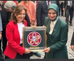 Buldanlı süzene ustası Kenan Namlı, 152 yıllık makineyle işlediği Kızılay’ın ilk amblemini gösteriyor