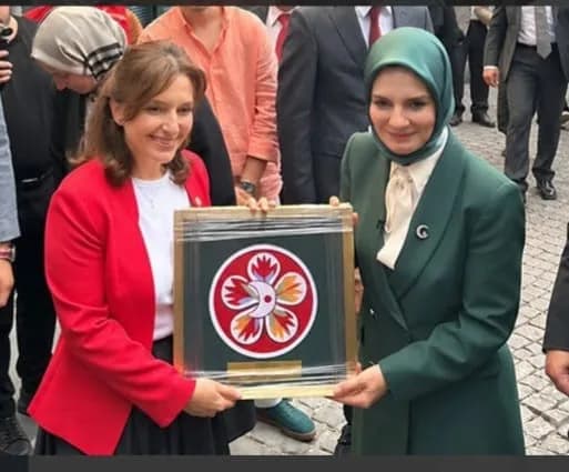 Buldanlı süzene ustası Kenan Namlı, 152 yıllık makineyle işlediği Kızılay’ın ilk amblemini gösteriyor
