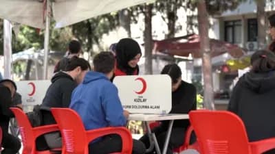 Türk Kızılay kök hücre bağışçı havuzunun büyümesini simgeleyen sağlık çalışanları ve bağışçı adayları