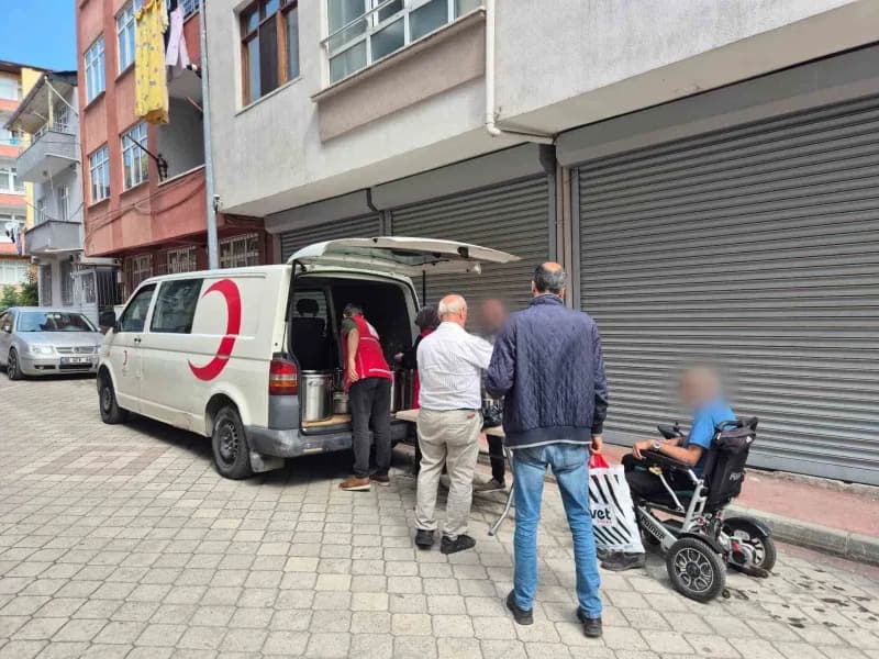 Türk Kızılay Samsun Şubesi bünyesinde faaliyet gösteren aşevinde hazırlanan sıcak yemekler, ihtiyaç sahibi ailelere ulaş