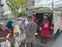 Türk Kızılay Samsun Şubesi aşevinde hazırlanan sıcak yemekler ihtiyaç sahibi ailelere dağıtılıyor