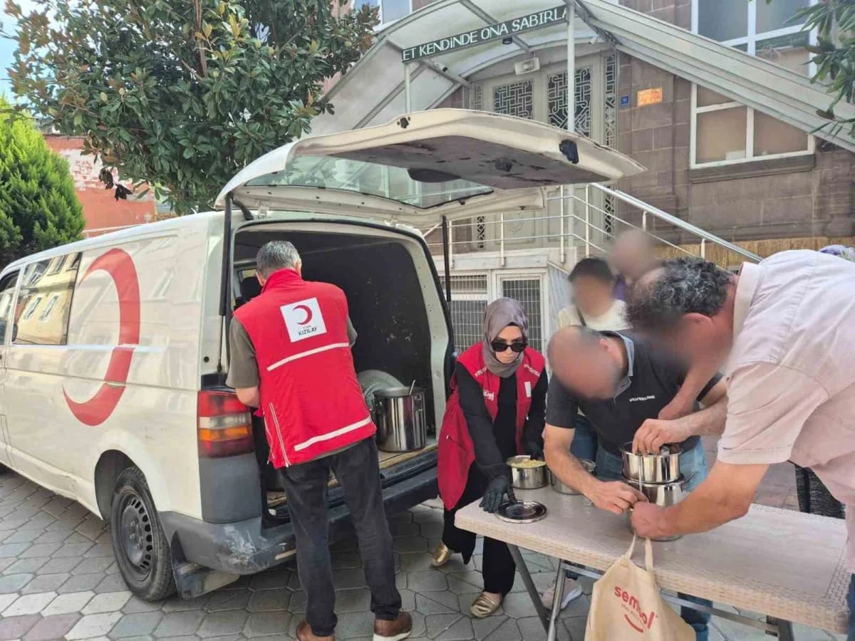 Türk Kızılay Samsun Şubesi bünyesinde faaliyet gösteren aşevinde hazırlanan sıcak yemekler, ihtiyaç sahibi ailelere ulaş