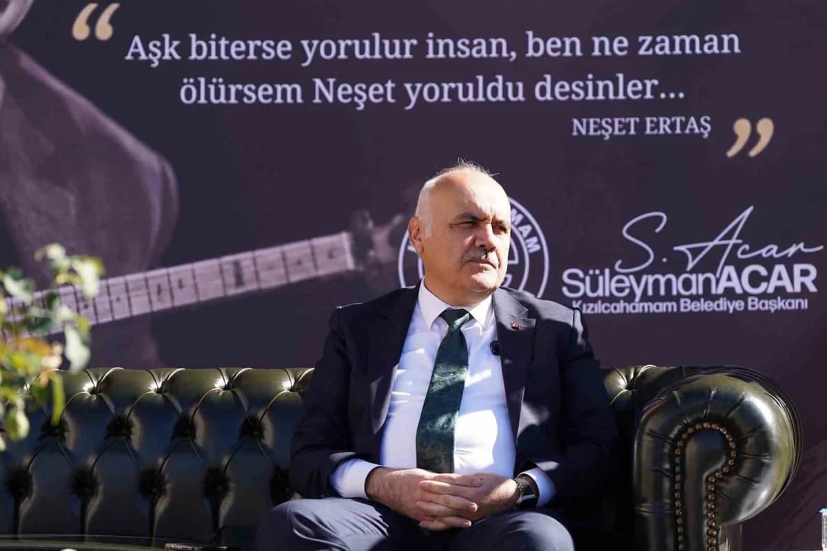 Kızılcahamam Millet Bahçesi’nde Neşet Ertaş anma programında sahnede türkü söyleyen Barış Akpınar ve katılımcılar