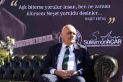 Kızılcahamam Millet Bahçesi’nde Neşet Ertaş anma programında sahnede türkü söyleyen Barış Akpınar ve katılımcılar