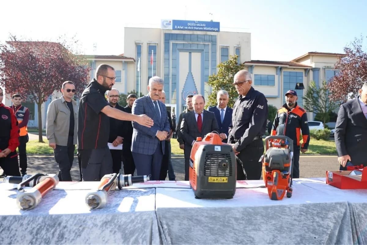Düzce Valisi Mehmet Makas, “Kızılelma Kritik Müdahale Kapasite Projesi” kapsamında Kızılelma Arama ve Kurtarma Derneğine