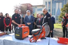 Düzce Valisi Mehmet Makas, Kızılelma Arama ve Kurtarma Derneğine malzeme desteği teslim töreninde konuşma yapıyor